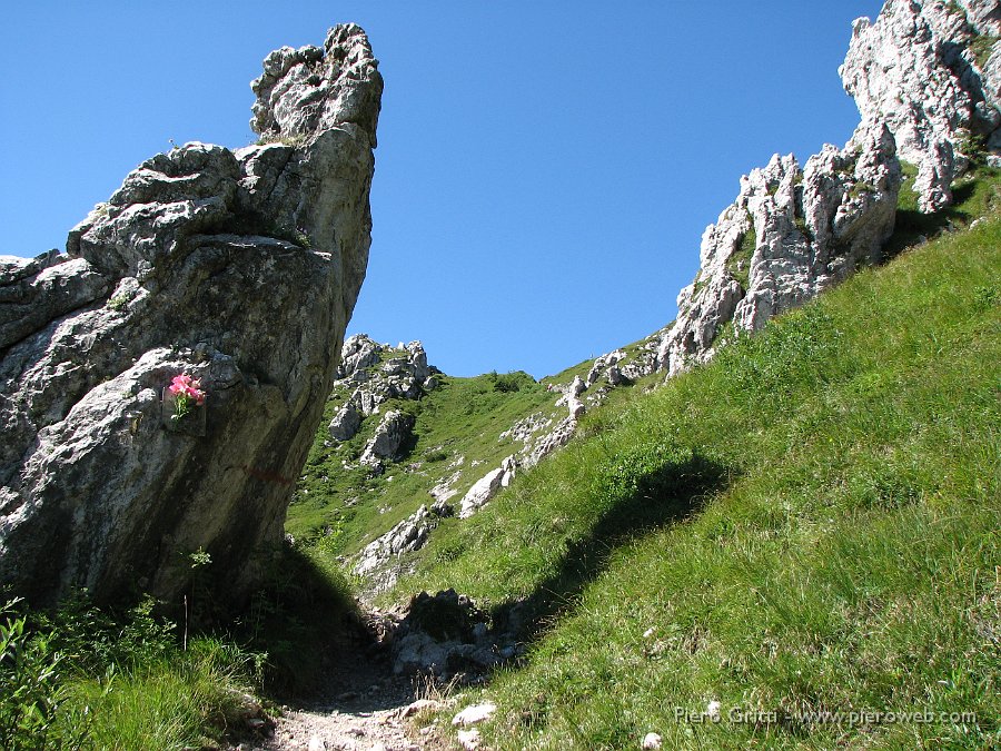 alben16ag08 037.jpg - Roccione sul sentiero con vista verso il Passo La Forca